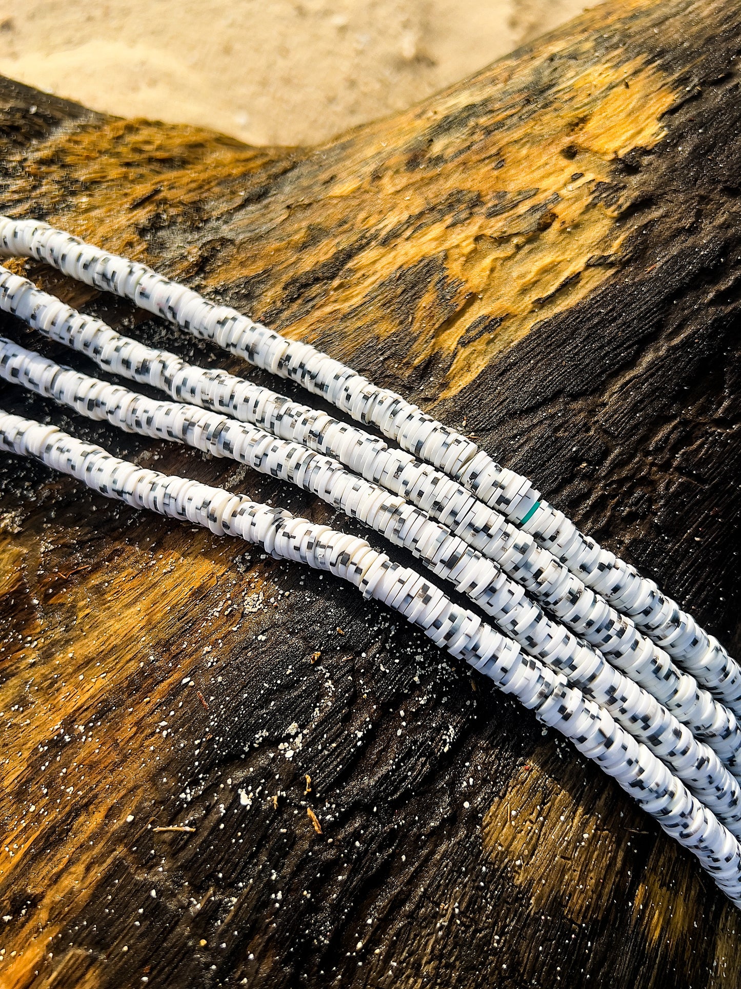 đ¤Spotted White Clay Beadsđ¤
